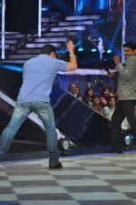 Salman Khan on the sets of Jhalak 6 in Mumbai on 27th Aug 2013 (49).JPG